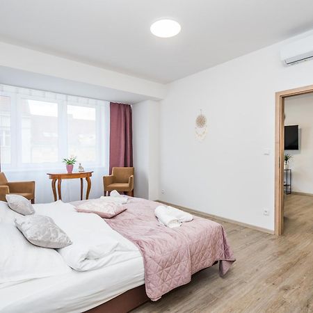 Perla Hradce 302 Apartamento Hradec Králové Exterior foto