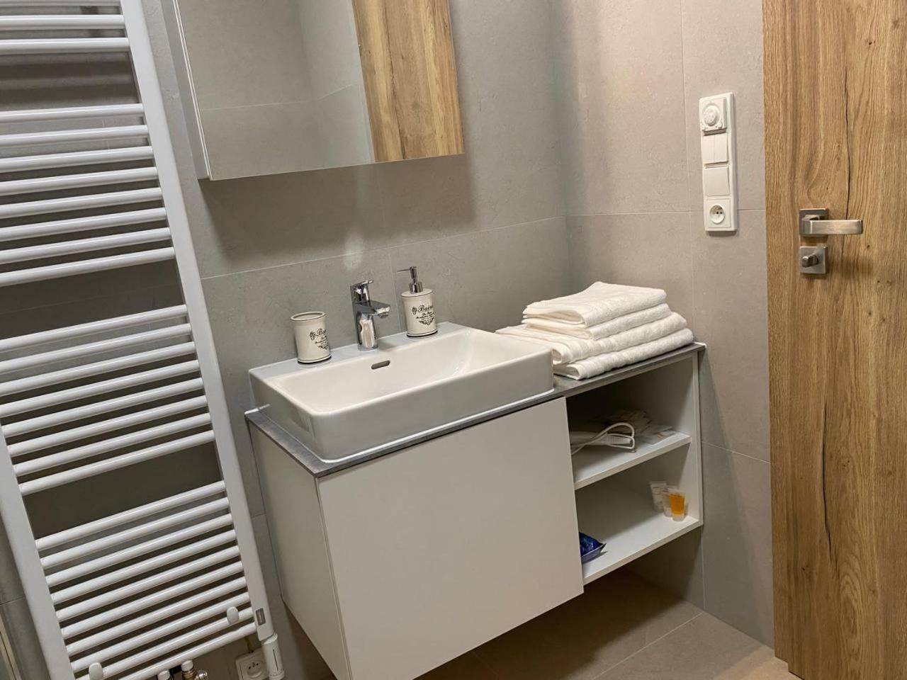 Perla Hradce 302 Apartamento Hradec Králové Exterior foto